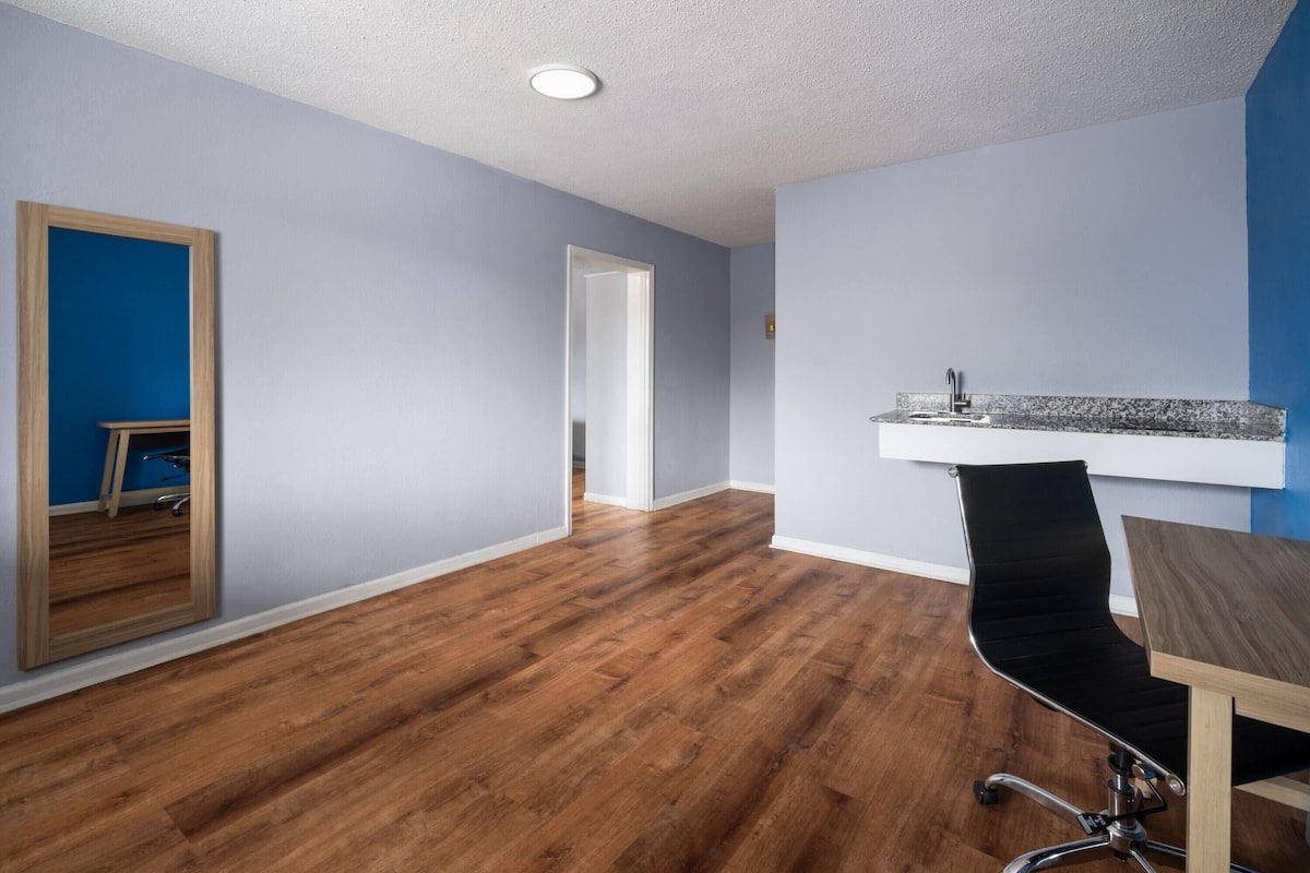 Suite, 1 soverom, ikke-røyk | Individuelt innredet, skrivebord, wi-fi (inkludert) og sengetøy