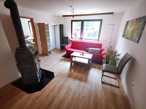 Fernseher, Kamin, Bücher, Musikbibliothek