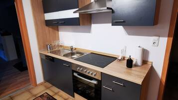 KĂŒhlschrank, Ofen, Herdplatte, GeschirrspĂŒler