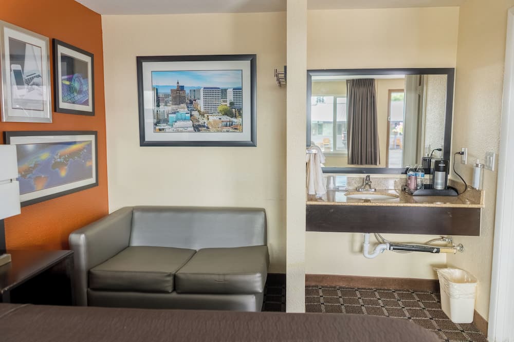 Oregon Trail Inn And Suites