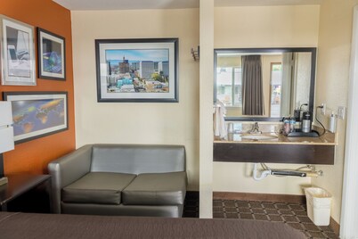 Oregon Trail Inn and Suites