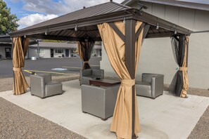 Front of property - Oregon Trail Inn and Suites (Lakeview)