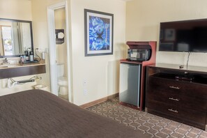 Comfort Room, 1 King Bed | Desk, WiFi, bed sheets - Oregon Trail Inn and Suites (Lakeview)