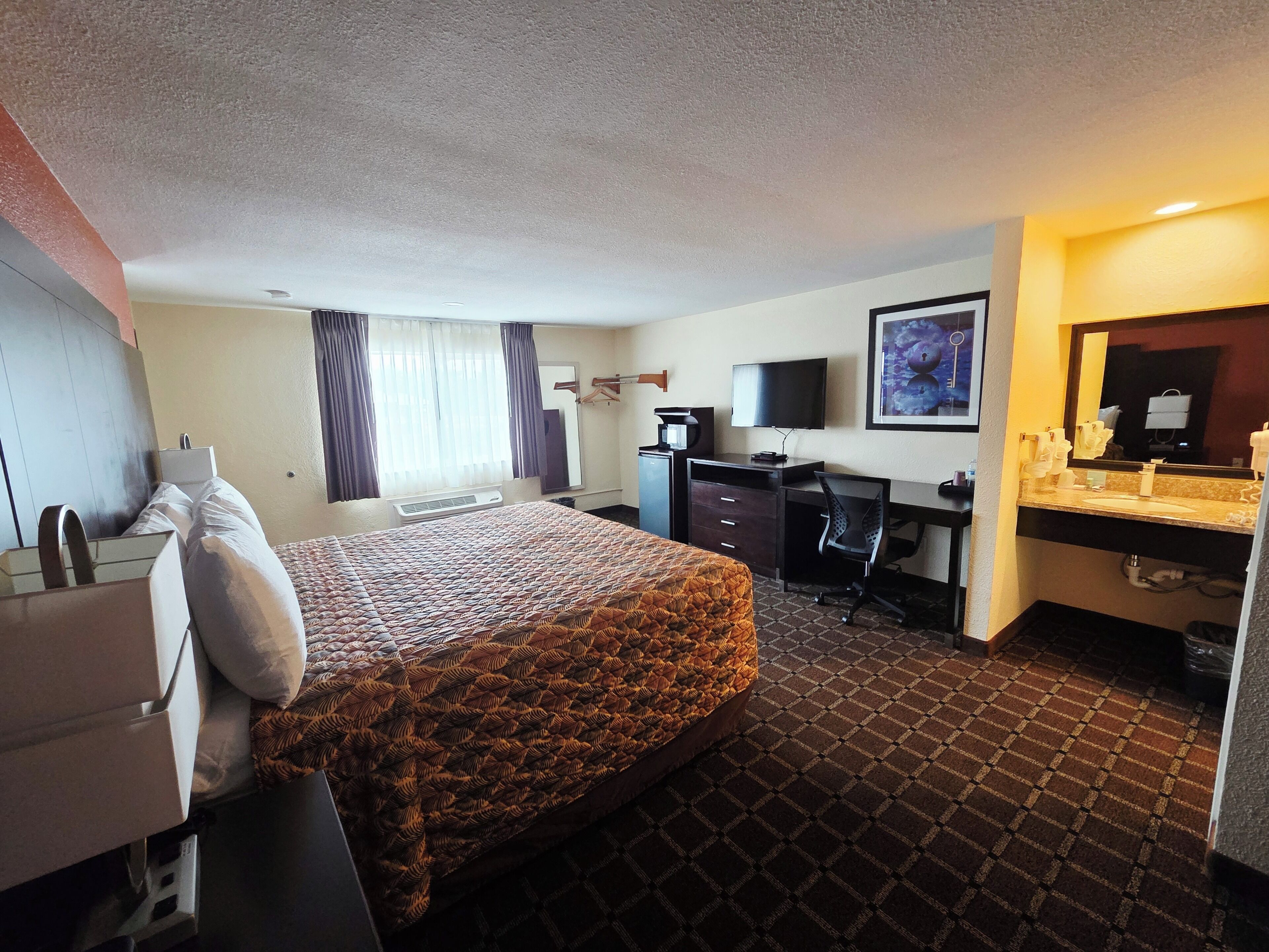 Comfort Room, 1 King Bed | Desk, WiFi, bed sheets