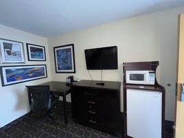 Senior Single Room, 1 King Bed | Desk, WiFi, bed sheets