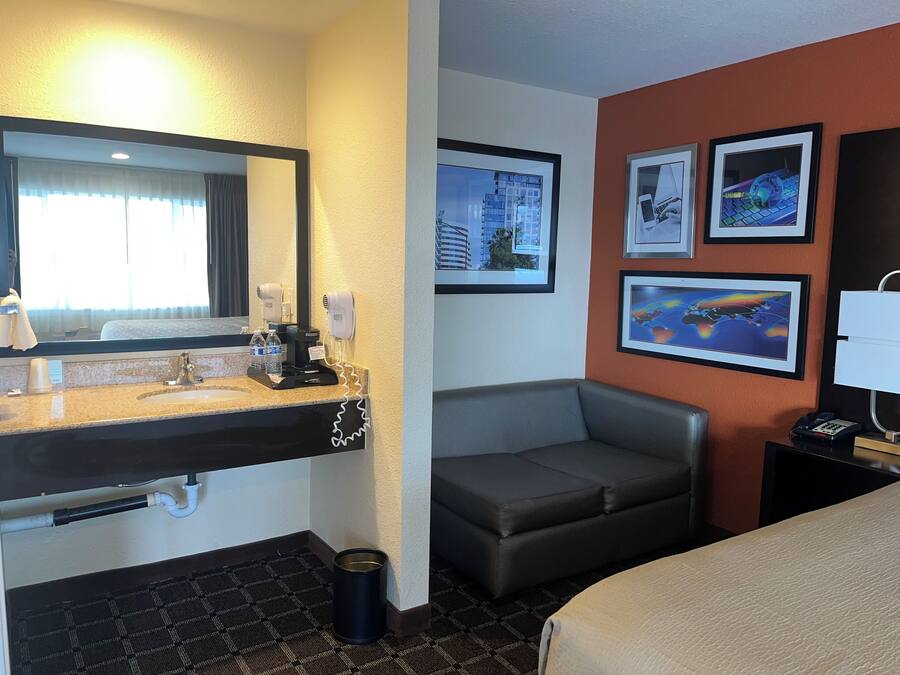 Comfort Room, 1 King Bed | Desk, WiFi, bed sheets