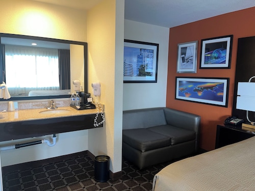 Oregon Trail Inn and Suites