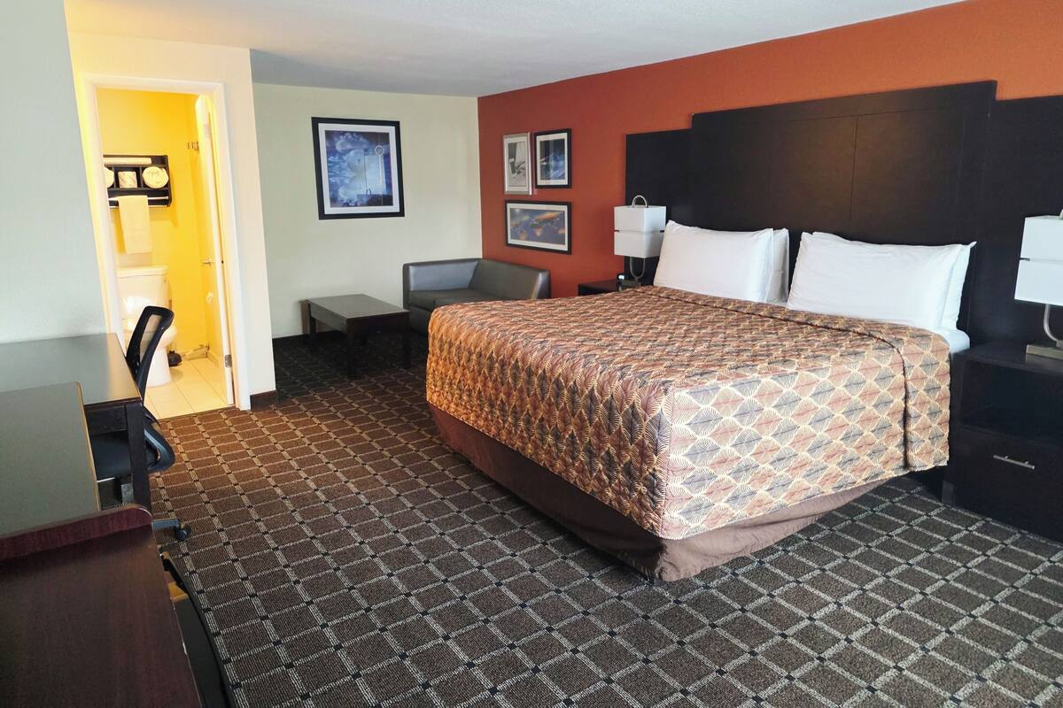 Comfort Room, 1 King Bed | Desk, WiFi (surcharge), bed sheets