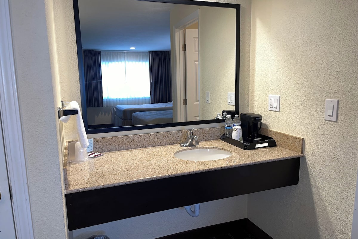 Comfort Room, 2 Queen Beds