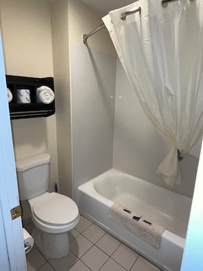 Comfort Room, 2 Queen Beds | Bathroom | Combined shower/tub, free toiletries, towels, soap - Oregon Trail Inn and Suites (Lakeview)