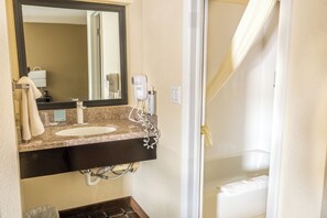 Comfort Room, 1 King Bed | Desk, WiFi, bed sheets - Oregon Trail Inn and Suites (Lakeview)