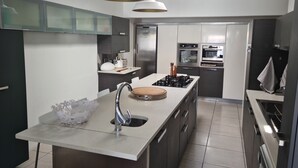 Luxury Apartment, 3 Bedrooms | Private kitchen | Full-size fridge, microwave, stovetop, toaster - Suidersee Block 2, Hartenbos (Mossel Bay)