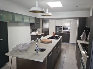 Luksushuoneisto, 3 makuuhuonetta | Yksityinen keittiö | Täysikokoinen jääkaappi, mikroaaltouuni, liesi, leivänpaahdin