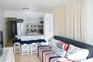 Apartamento família, 1 quarto | Área de estar | TV, lareira