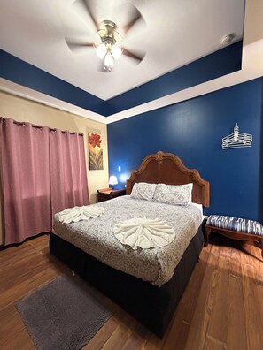 Double Room | Desk, laptop workspace, WiFi (free), individually decorated - Hotel Royal Blue & Golf Cart Rental (San Pedro)