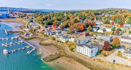 Ground-floor duplex with WiFi & W/D - walk to river and downtown