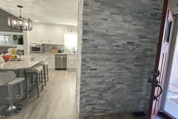 Entryway accent stone wall