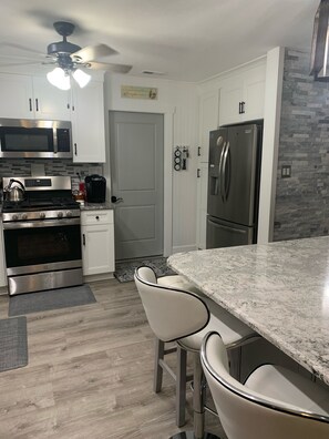 Refrigerador, microondas, horno y parrilla de estufa 