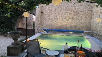 Una piscina al aire libre, una piscina natural