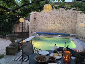 Una piscina al aire libre, una piscina natural
