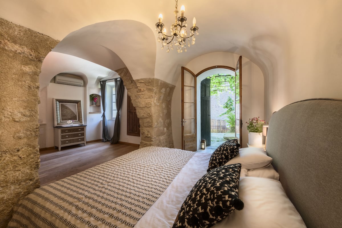 Family Room, 1 Bedroom | 2 bedrooms, individually decorated, individually furnished