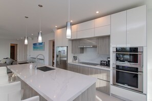 Fridge, microwave, stovetop, dishwasher - 4 Keys To Paradise, Luxury Ocean Front Home (Marathon)