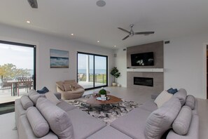TV, fireplace - 4 Keys To Paradise, Luxury Ocean Front Home (Marathon)