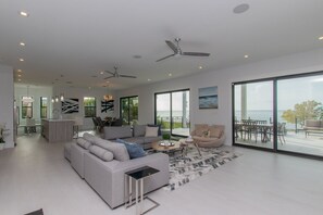 TV, fireplace - 4 Keys To Paradise, Luxury Ocean Front Home (Marathon)
