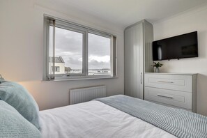 2 chambres, fer et planche à repasser, lit de bébé portatif