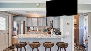 Réfrigérateur, micro-ondes, plaque de cuisson, cafetière/bouilloire