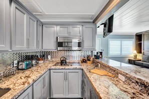 Kühlschrank, Mikrowelle, Herdplatte, Wasserkocher mit Kaffee-/Teezubehör