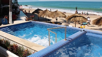 Una piscina al aire libre, una piscina climatizada