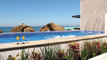 Una piscina al aire libre, una piscina climatizada