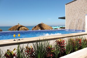 Alberca al aire libre y alberca climatizada