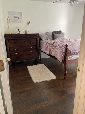 4 habitaciones, tabla de planchar con plancha y cuna de viaje 