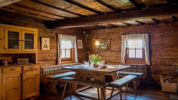 Apartment | Makan dalam bilik