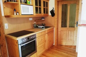 Apartment (Bauernhaus) | Private kitchen | Fridge, microwave, oven, stovetop - Staudachhof (Guttaring)