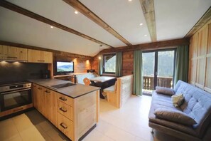 Apartment (lärche) | Living area | Flat-screen TV - Familienbauernhof Mesner (Lesachtal)