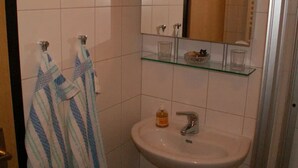 Shower, towels - Gästehaus Grudl (Bärnkopf)