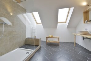 Apartment | Bathroom | Shower, hair dryer - Weingut Zuschmann-Schöfmann (Gaweinstal)
