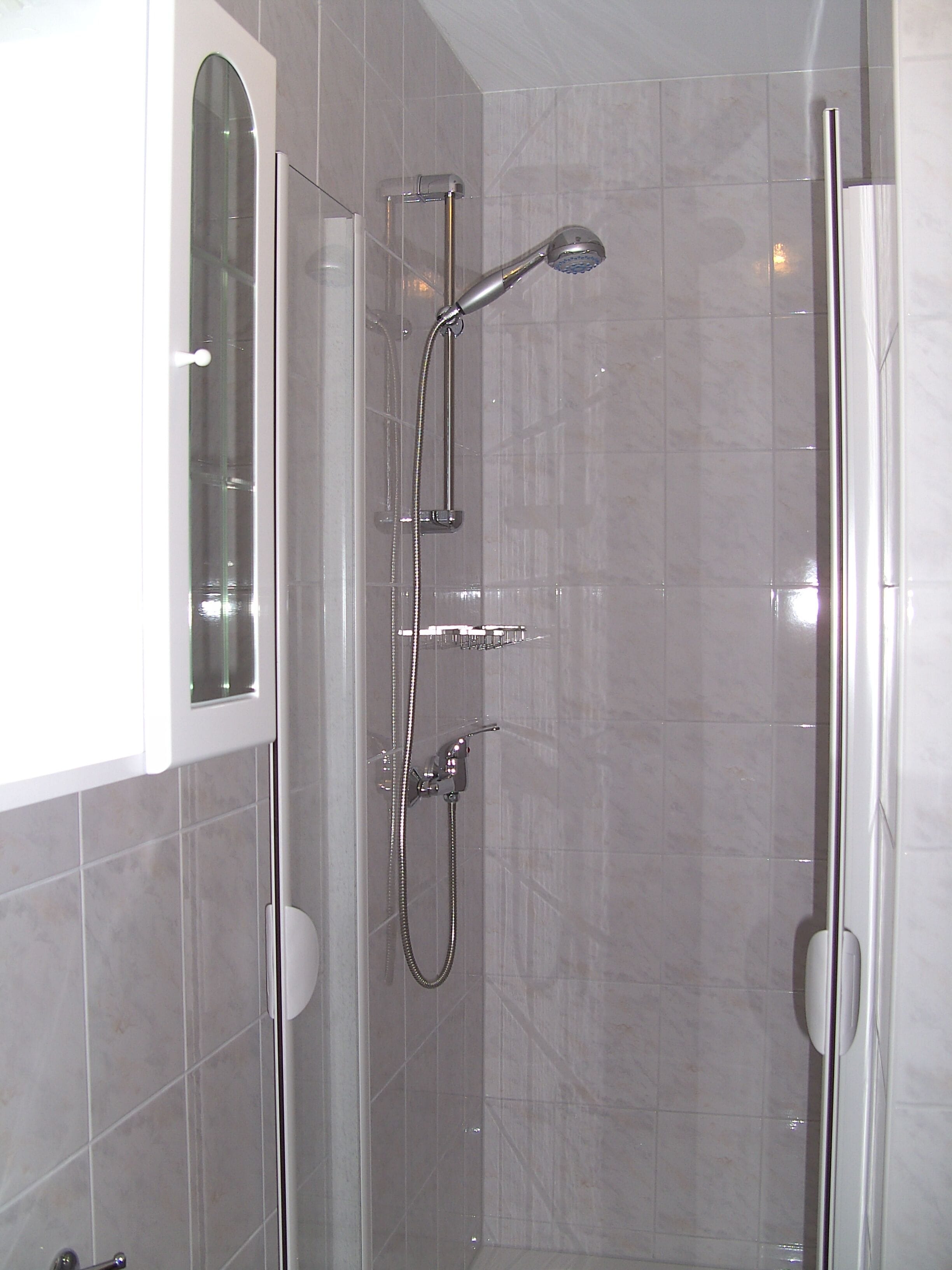 Chambre Confort double, non-fumeur, vue sur la montagne | Salle de bain | Douche, peignoirs, serviettes fournies
