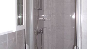Chambre Confort double, non-fumeur, vue sur la montagne | Salle de bain | Douche, peignoirs, serviettes fournies