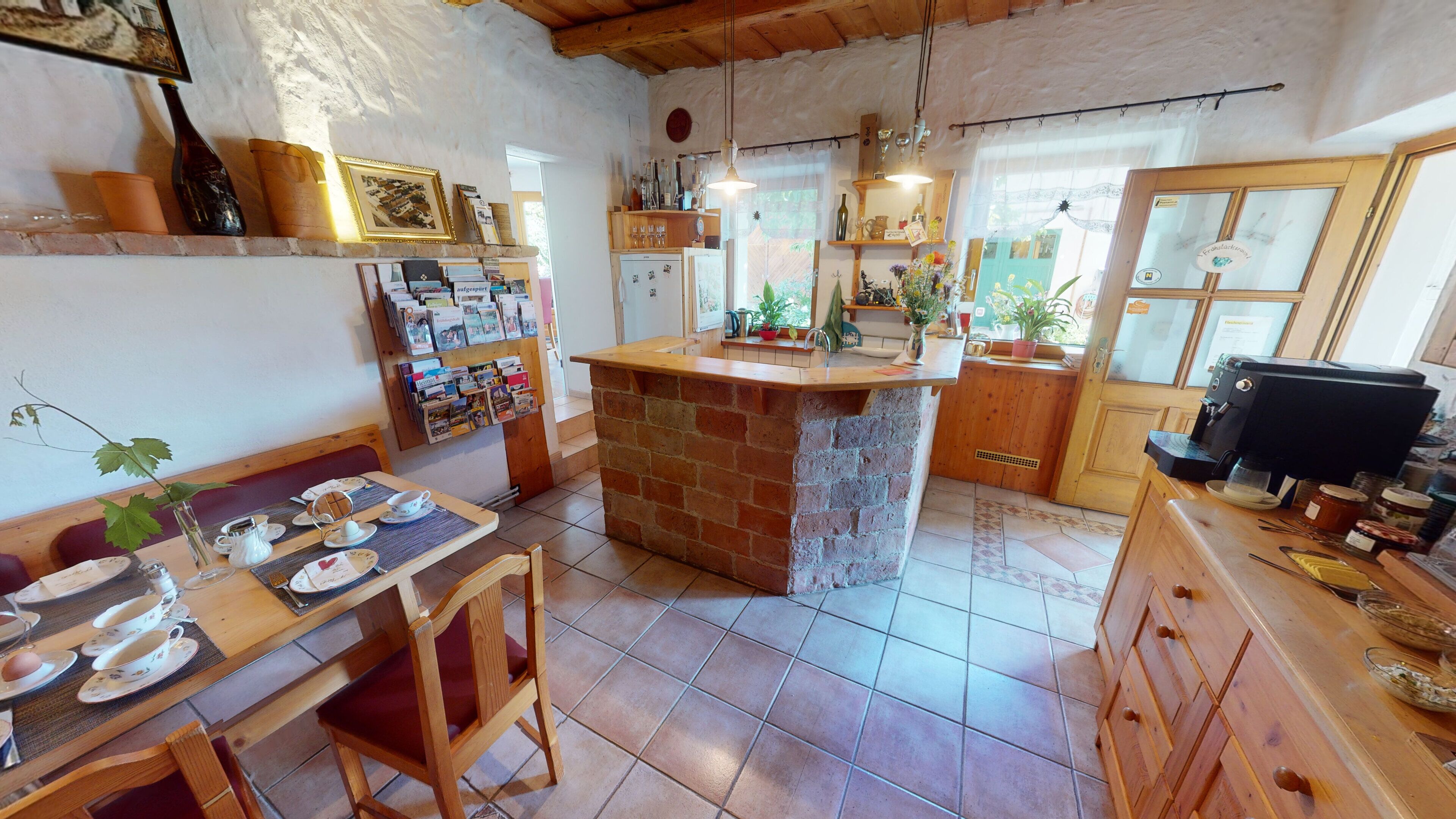 Una cocina acogedora con una isla central, armarios de madera y una cafetera.