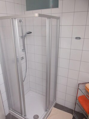 Buồng tắm vòi sen, máy sấy tóc, khăn tắm 