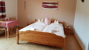 Apartment, 2 Bedrooms (Begegnungen / Encounters) | 1 bedroom, travel crib, WiFi (free), bed sheets - Höllmühle (Neustift im Muehlkreis)