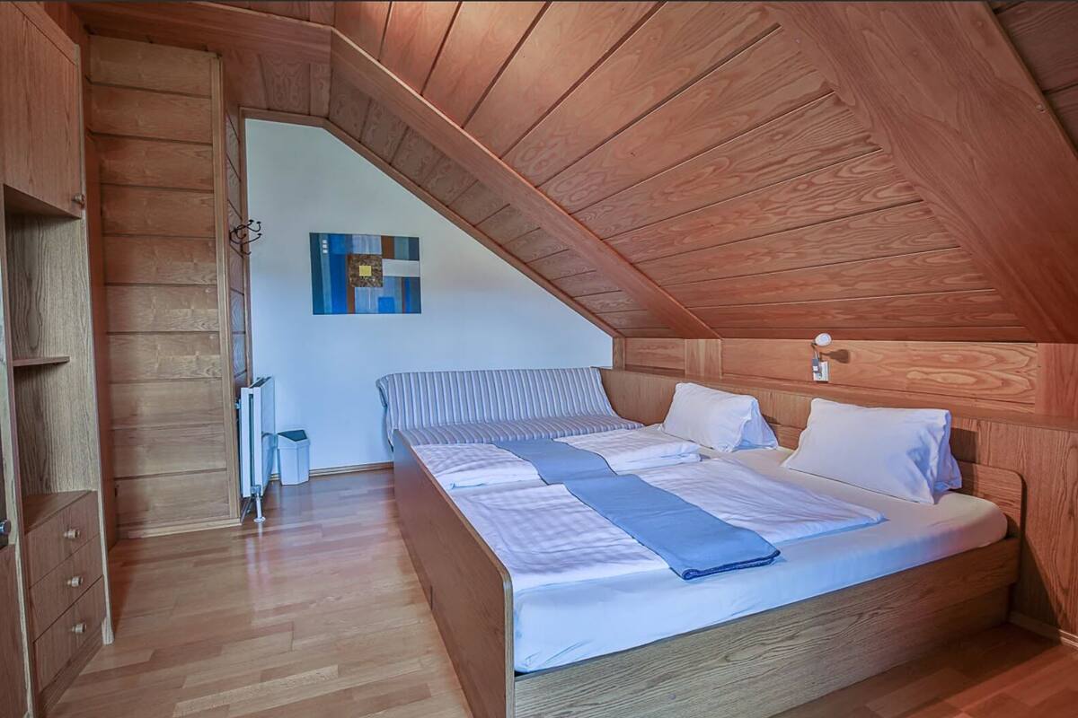 Family Room | 1 bedroom, WiFi (free), bed sheets