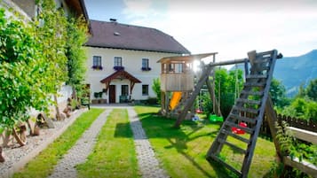 Children’s play area – outdoor