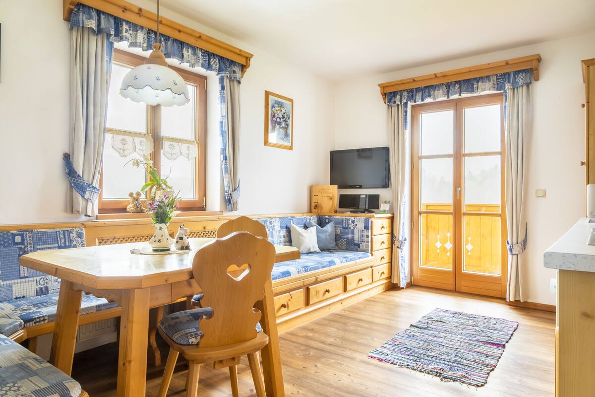 Apartment (Tennengebirge) | Living area | Flat-screen TV, table tennis, toys
