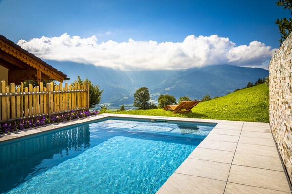 Een seizoensgebonden buitenzwembad