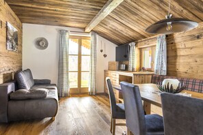 Appartement (Hoher Goell) | Woonruimte | Een flatscreentelevisie, een tafeltennistafel en speelgoed